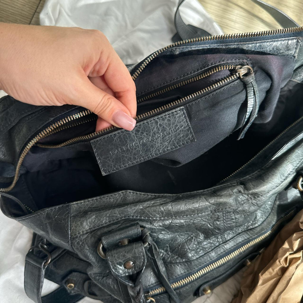 🌺🩷 Authentic black balenciaga city bag part time with a...🍒❤️‍🔥 🤎🌆