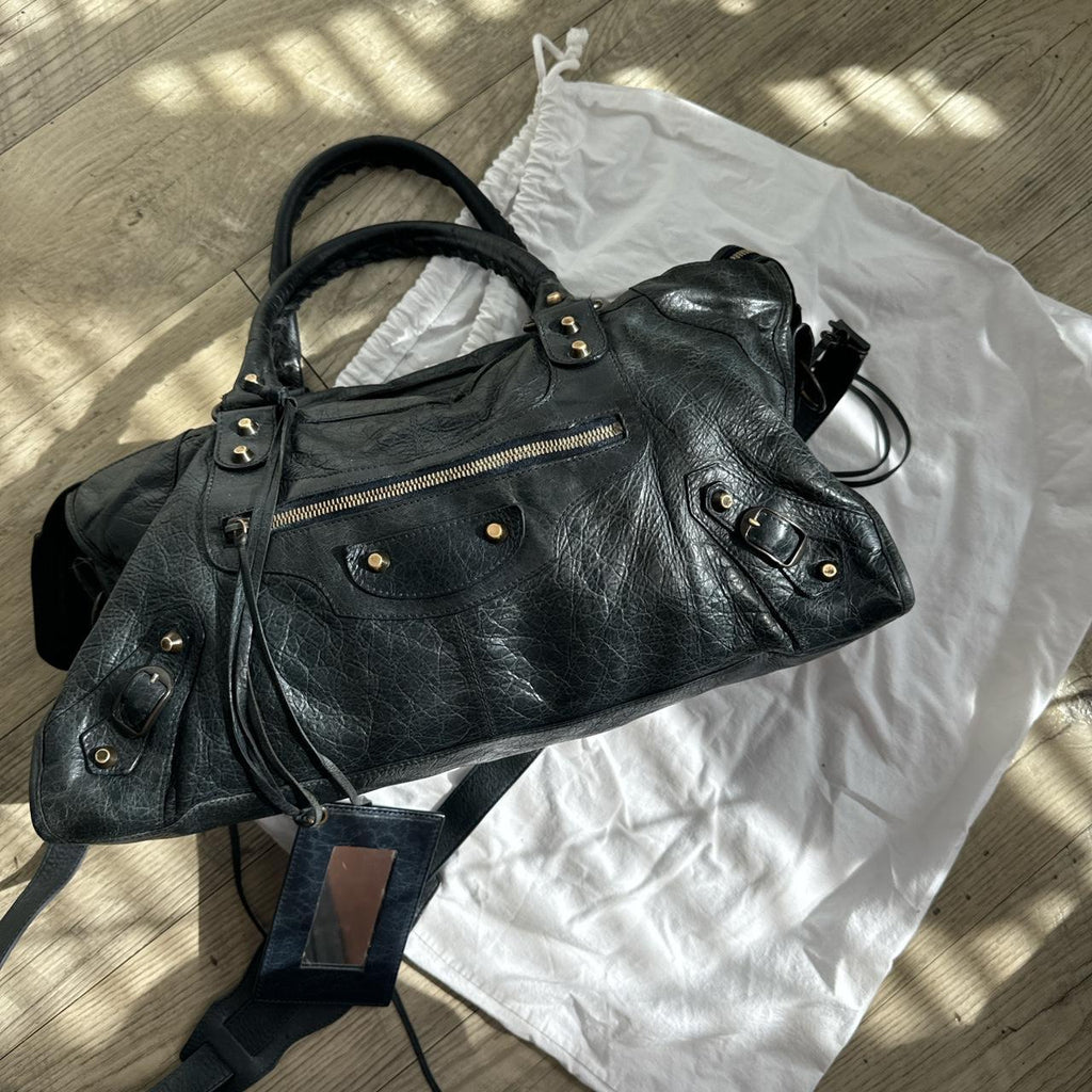 🌺🩷 Authentic black balenciaga city bag part time with a...🍒❤️‍🔥 🤎🌆