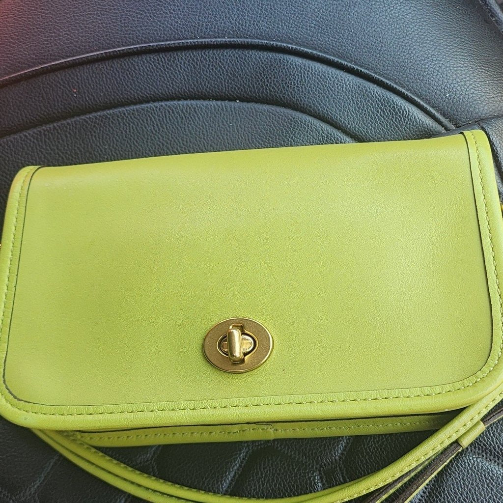 🌺🩷 Vintage coach Dinky Reissue Limited Edition( brat green) 🤎🌆