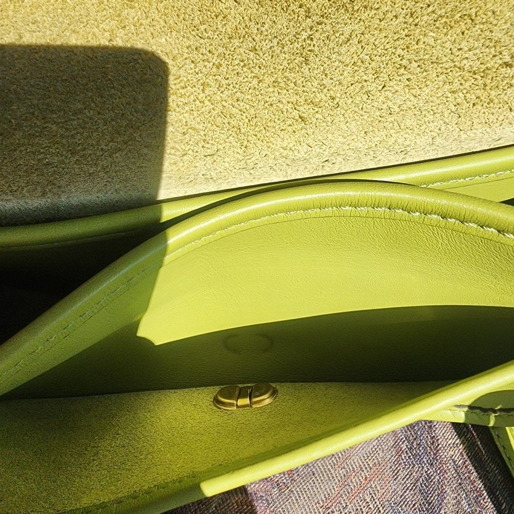 🌺🩷 Vintage coach Dinky Reissue Limited Edition( brat green) 🤎🌆