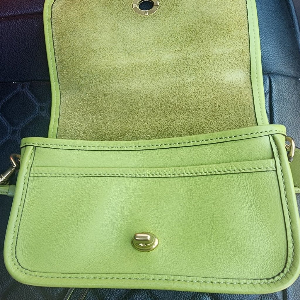 🌺🩷 Vintage coach Dinky Reissue Limited Edition( brat green) 🤎🌆