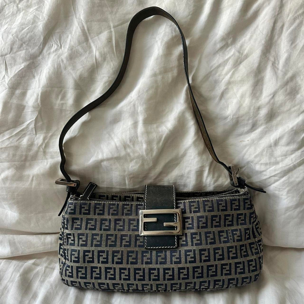 🌺🩷 🍇💜Preowned NAVY FENDI BAGUETTE🍇💜 🤎🌆