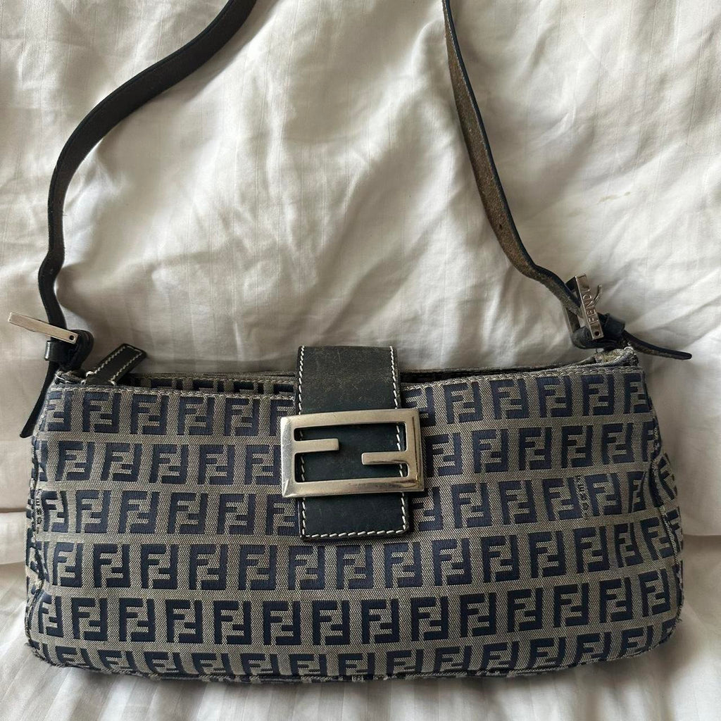 🌺🩷 🍇💜Preowned NAVY FENDI BAGUETTE🍇💜 🤎🌆