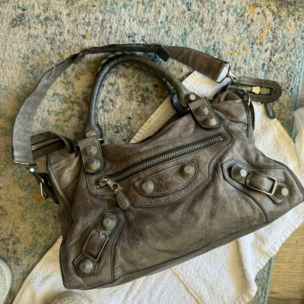 🌺🩷 Preowned Authentic balenciaga city bag giant in faded grey🪻🍃 🤎🌆