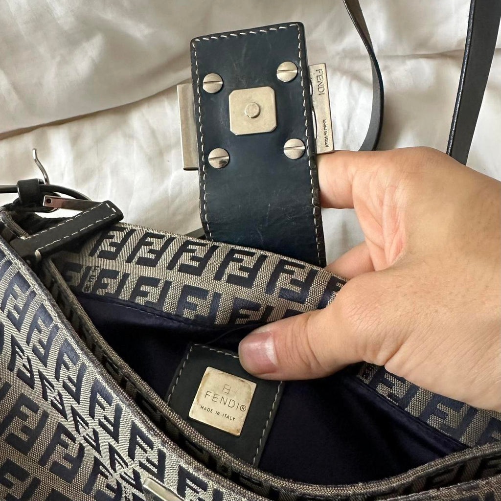 🌺🩷 🍇💜Preowned NAVY FENDI BAGUETTE🍇💜 🤎🌆