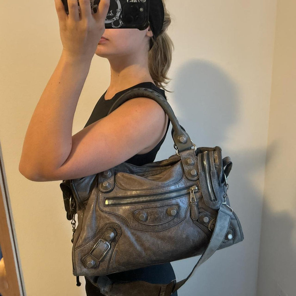 🌺🩷 Preowned Authentic balenciaga city bag giant in faded grey🪻🍃 🤎🌆