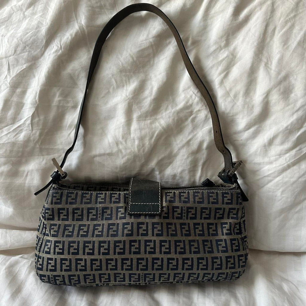 🌺🩷 🍇💜Preowned NAVY FENDI BAGUETTE🍇💜 🤎🌆